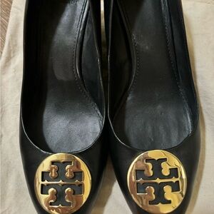 Tory Burch Black Leather Sally Closed Toe Wedge Gold Logo Size 10.5